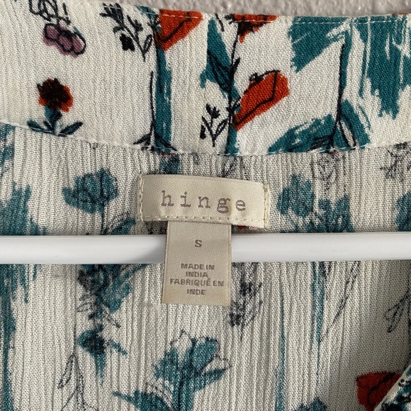 Loose fitted Hinge floral print blouse. Size small. - Picture 3 of 8